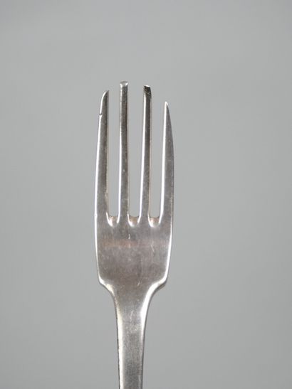 Mismatched silver flatware including :
-...