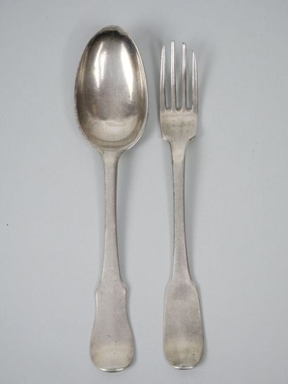 Mismatched silver flatware including :
-...