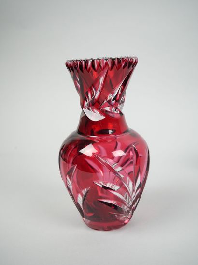 Set of glass and cut crystal pieces including...