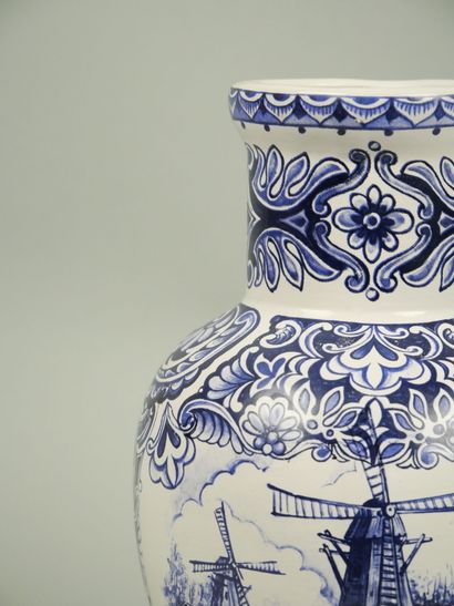 DELFT
Earthenware vase with blue monochrome...
