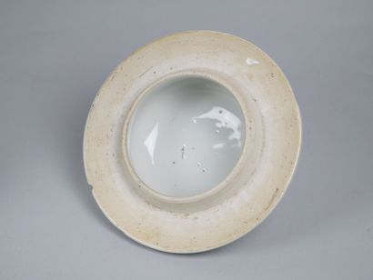 CHINA
Porcelain covered vase decorated with...