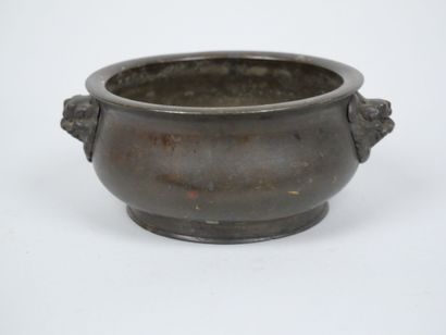 CHINA
Four-legged perfume burner in bronze...
