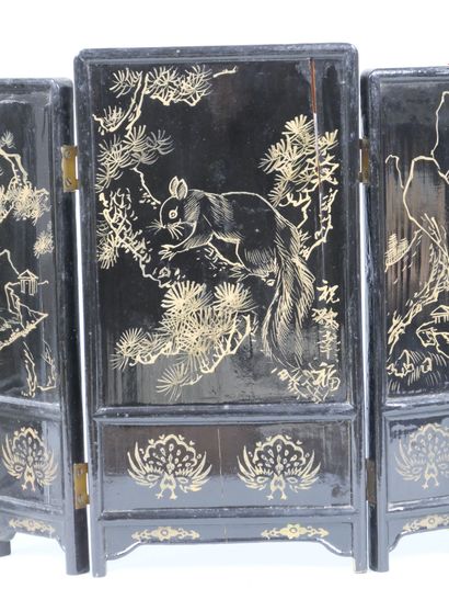 CHINA
Miniature lacquered wood screen, decorated...