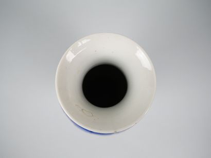 CHINA
Blue-white enameled porcelain baluster...