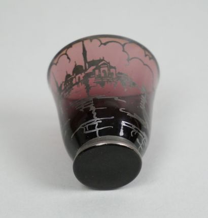 Suite de 6 verres à liqueur en verre teinté...