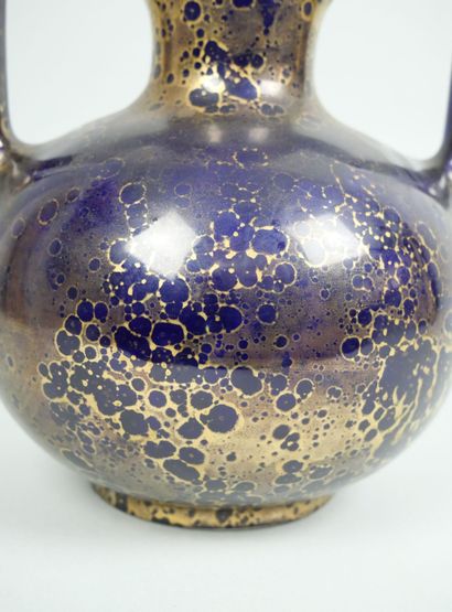 DE BRUYN à FIVES-LILLE
Vase boule à deux...