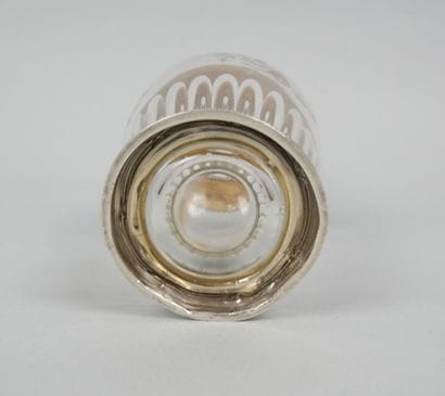 Carafe piriforme en verre gravé de motifs...