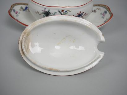 MINTON-CLOKIE ET MASTERMAN 
Saucière à plateau...