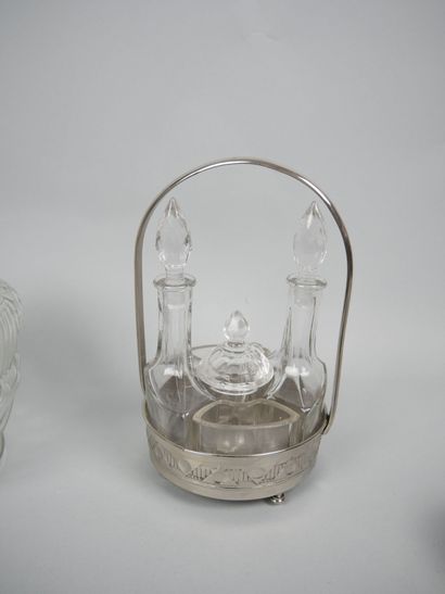 Réunion de pièces en verre comprenant : 
-...
