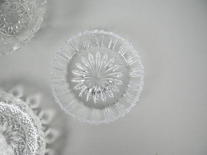 Réunion de 4 coupes en verre moulé à décor...