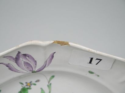 STRASBOURG
Suite de cinq assiettes à bords...