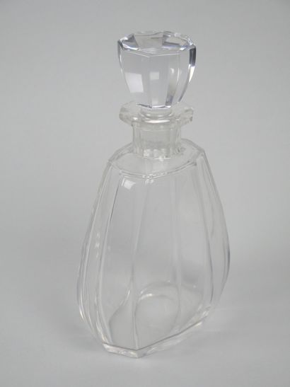 Carafe en cristal taillé, la panse piriforme...