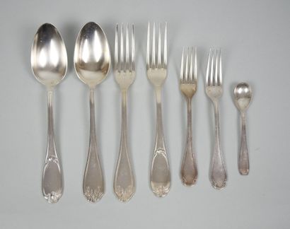 Ensemble de couverts dépareillés en métal...