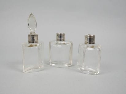 Carafe piriforme en verre gravé de motifs...
