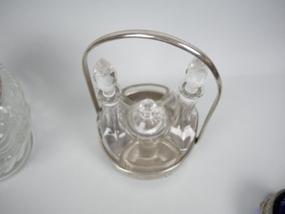 Réunion de pièces en verre comprenant : 
-...
