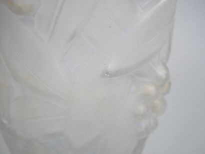 ESPAIVET 
Vase ovoïde en verre satiné pressé...
