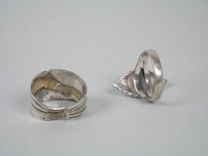 Silver jewelry set including :
- Two rings,...