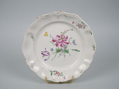 STRASBOURG
Suite de cinq assiettes à bords...