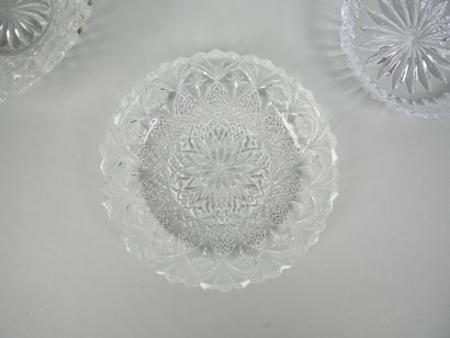 Réunion de 4 coupes en verre moulé à décor...