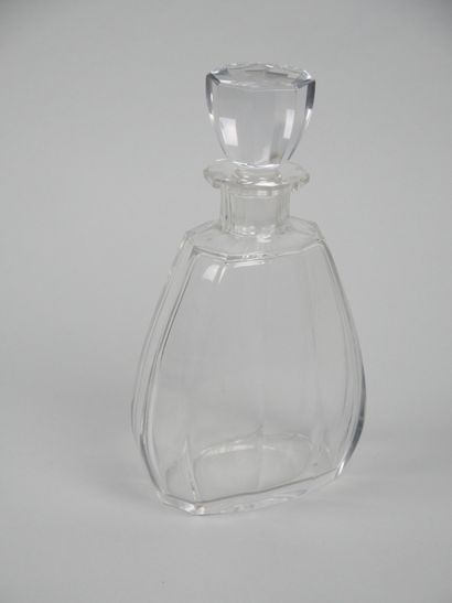 Carafe en cristal taillé, la panse piriforme...