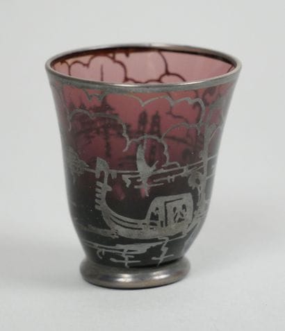 Suite de 6 verres à liqueur en verre teinté...