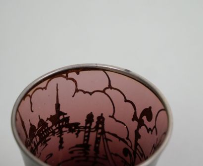 Suite de 6 verres à liqueur en verre teinté...