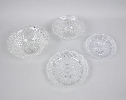 Réunion de 4 coupes en verre moulé à décor...