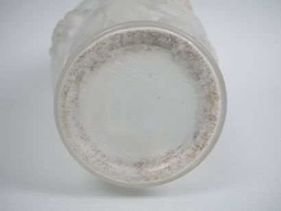 ESPAIVET 
Vase ovoïde en verre satiné pressé...