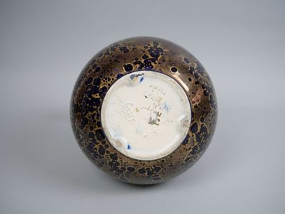 DE BRUYN à FIVES-LILLE
Vase boule à deux...