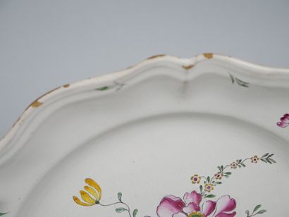 STRASBOURG
Suite de cinq assiettes à bords...