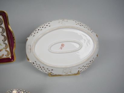 Réunion de pièces en porcelaine de paris...