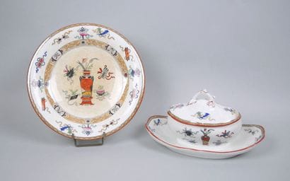 MINTON-CLOKIE ET MASTERMAN 
Saucière à plateau...