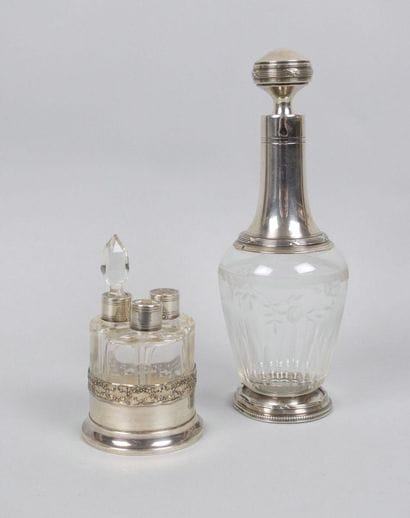 Carafe piriforme en verre gravé de motifs...