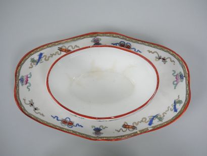 MINTON-CLOKIE ET MASTERMAN 
Saucière à plateau...