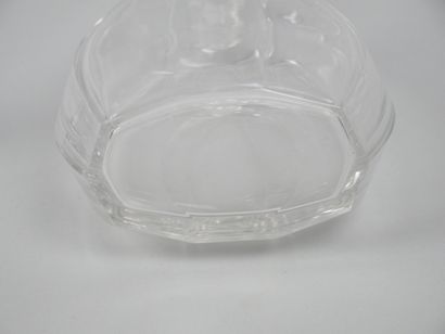 Carafe en cristal taillé, la panse piriforme...