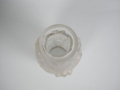 ESPAIVET 
Vase ovoïde en verre satiné pressé...