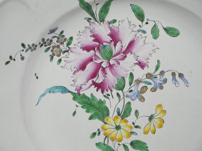 STRASBOURG
Suite de cinq assiettes à bords...