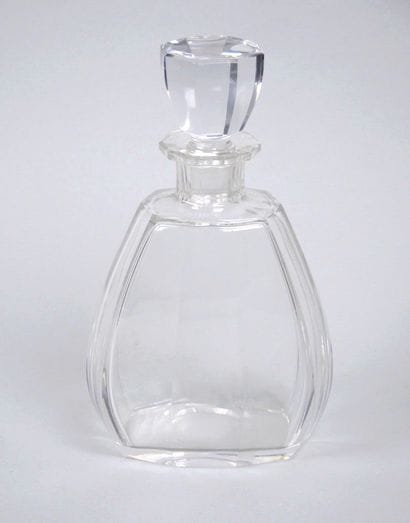 Carafe en cristal taillé, la panse piriforme...