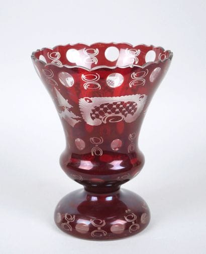 Vase de forme Médicis en cristal rubis, à...
