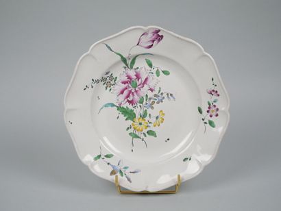STRASBOURG
Suite de cinq assiettes à bords...