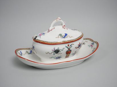 MINTON-CLOKIE ET MASTERMAN 
Saucière à plateau...