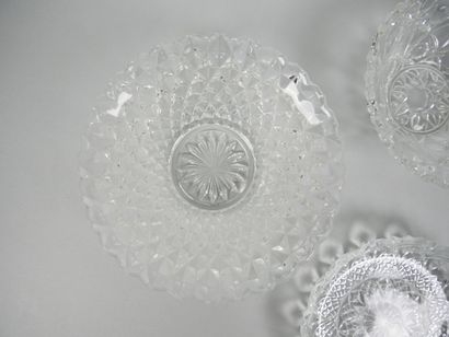 Réunion de 4 coupes en verre moulé à décor...