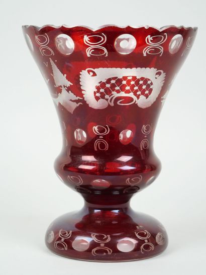 Vase de forme Médicis en cristal rubis, à...