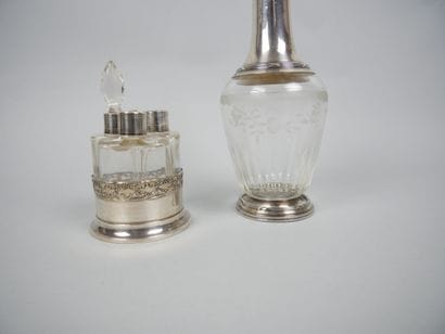Carafe piriforme en verre gravé de motifs...