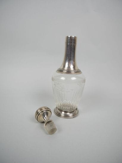 Carafe piriforme en verre gravé de motifs...