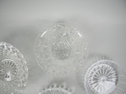 Réunion de 4 coupes en verre moulé à décor...