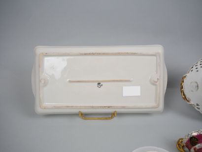 Réunion de pièces en porcelaine de paris...