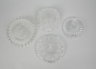 Réunion de 4 coupes en verre moulé à décor...