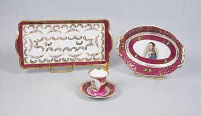 Réunion de pièces en porcelaine de paris...