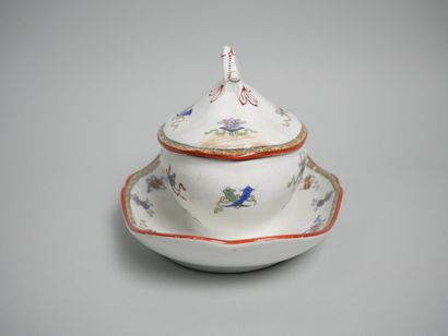 MINTON-CLOKIE ET MASTERMAN 
Saucière à plateau...